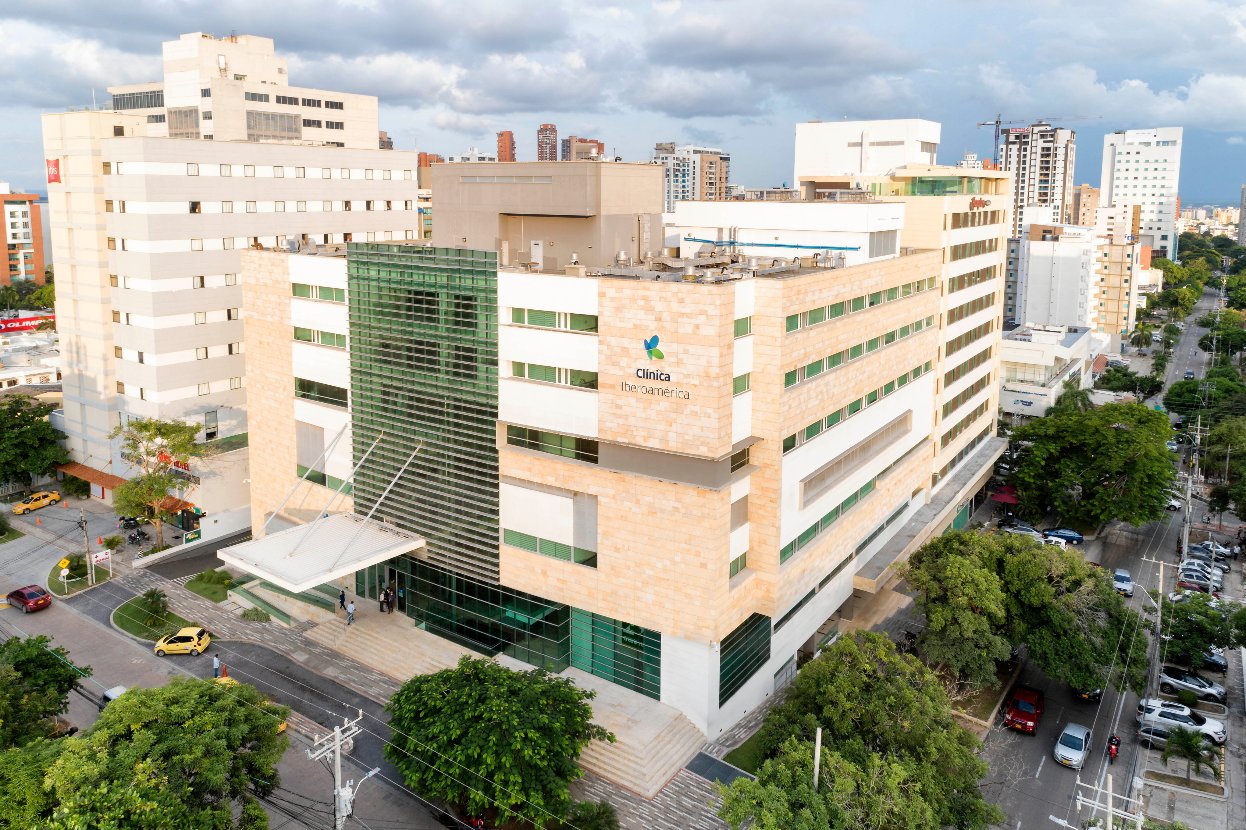 En una imagen que parece ser tomada por un drone, porque se ve desde arriba, se puede ver por completo el edificio de la Clínica Iberoamérica 