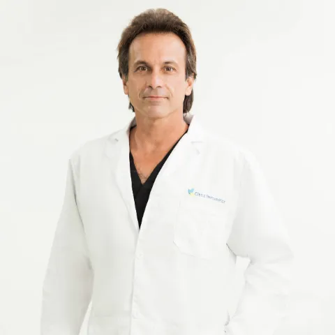 Doctor Luis Carlos Imaz especialista en salud en la Clínica Iberoamérica