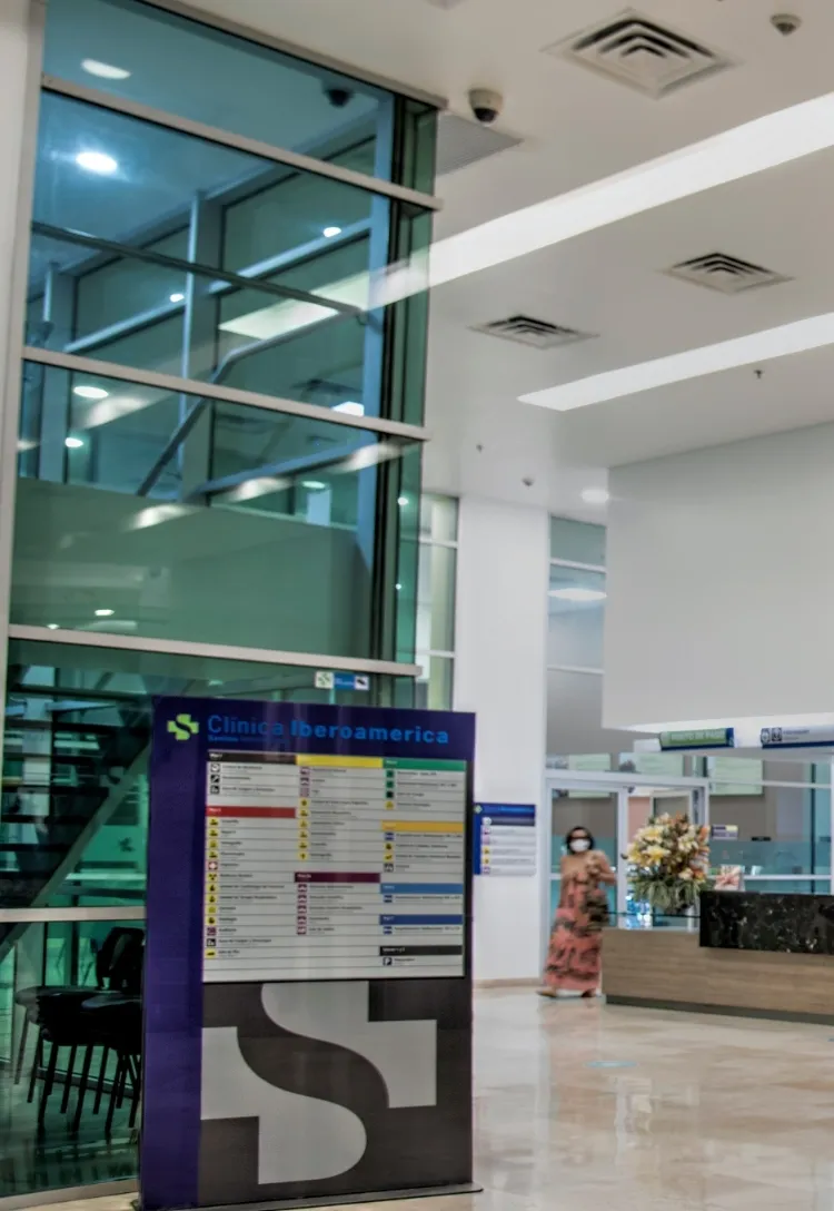 Recepción y directorio de especialidades en la Clínica Iberoamérica Barranquilla