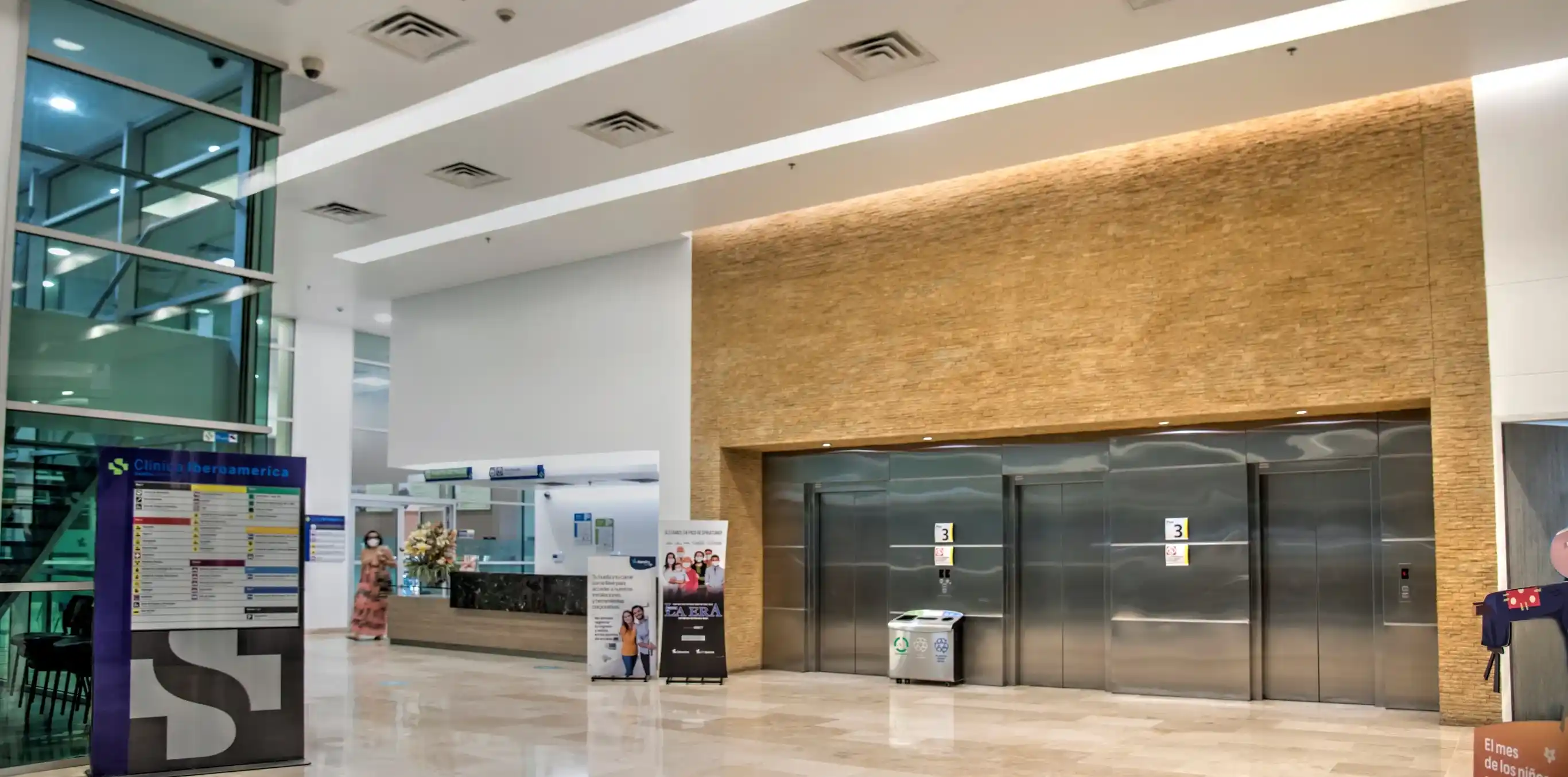 Interior de la Clínica Iberoamérica en Barranquilla con directorio de servicios médicos