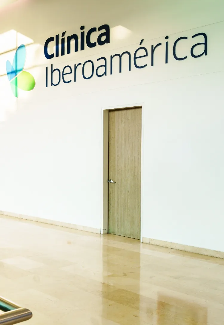 Logo de la Clínica Iberoamérica en pared interior de la sede en Barranquilla