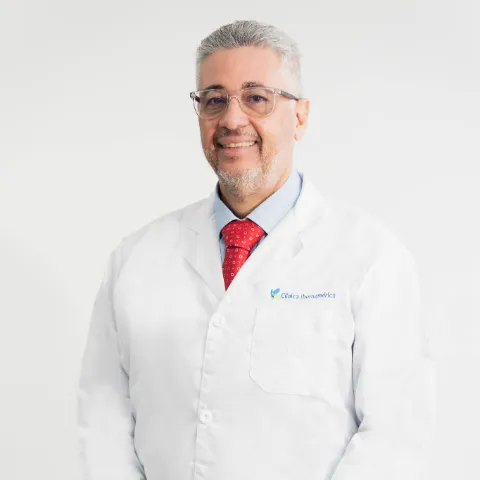 Doctor Carlos Rebolledo especialista en salud en la Clínica Iberoamérica