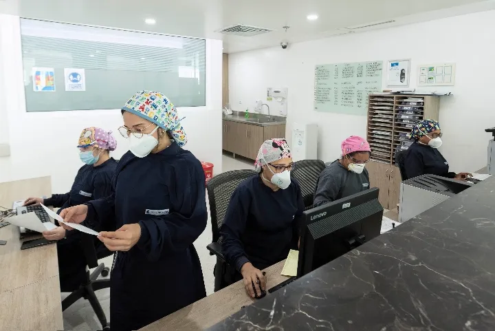 Profesionales organizando reportes en la Clínica Iberoamérica Barranquilla