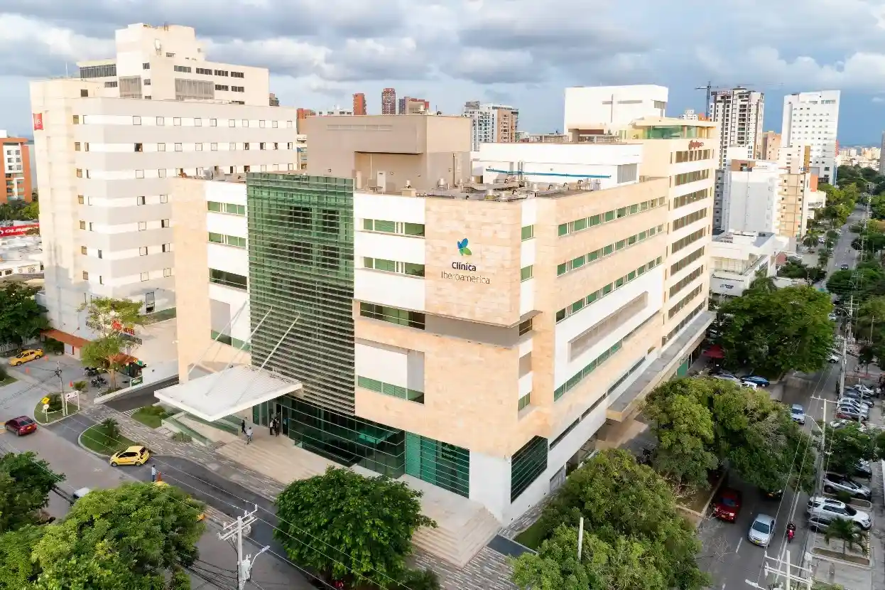 En una imagen que parece ser tomada por un drone, porque se ve desde arriba, se puede ver por completo el edificio de la Clínica Iberoamérica