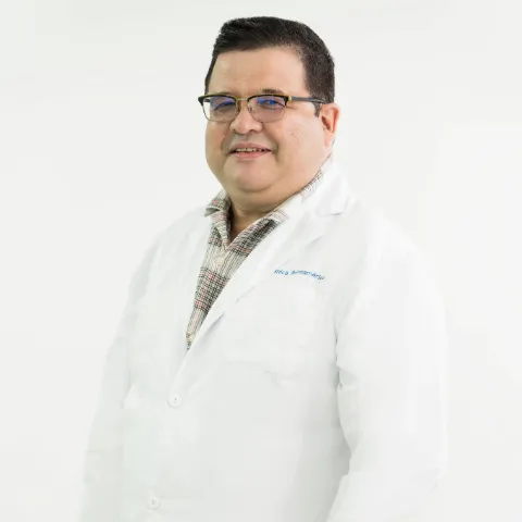 Doctor Ivan Zuluaga especialista en salud en la Clínica Iberoamérica