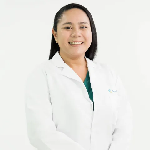 Doctora Kelly Belén Ortiz Villarreal especialista en salud en la Clínica Iberoamérica