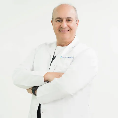 Doctor Luis Abuchaibe especialista en salud en la Clínica Iberoamérica