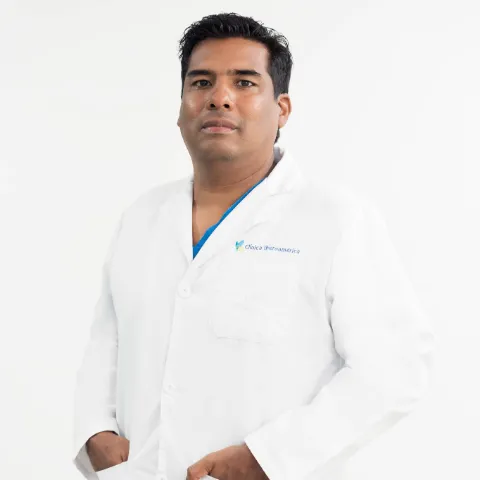 Doctor Manuel Cueto especialista en salud en la Clínica Iberoamérica