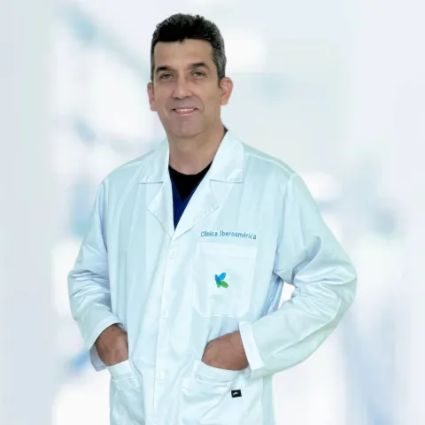 Doctor Rafael Contreras especialista en salud en la Clínica Iberoamérica
