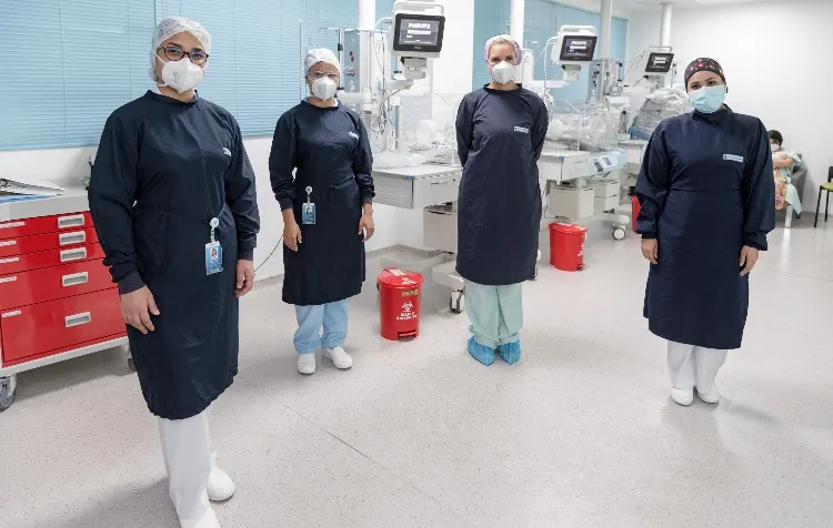 Enfermeras en unidad neonatal de la Clínica Iberoamérica con equipos especializados